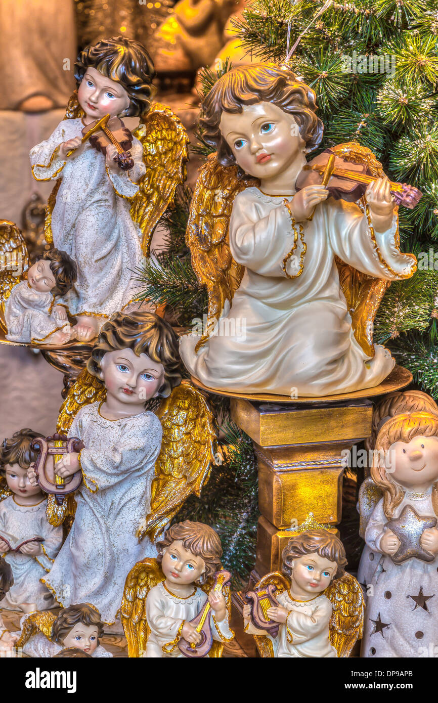 Weihnachtsengel mit goldenen Flügeln mit Geigen Stockfoto