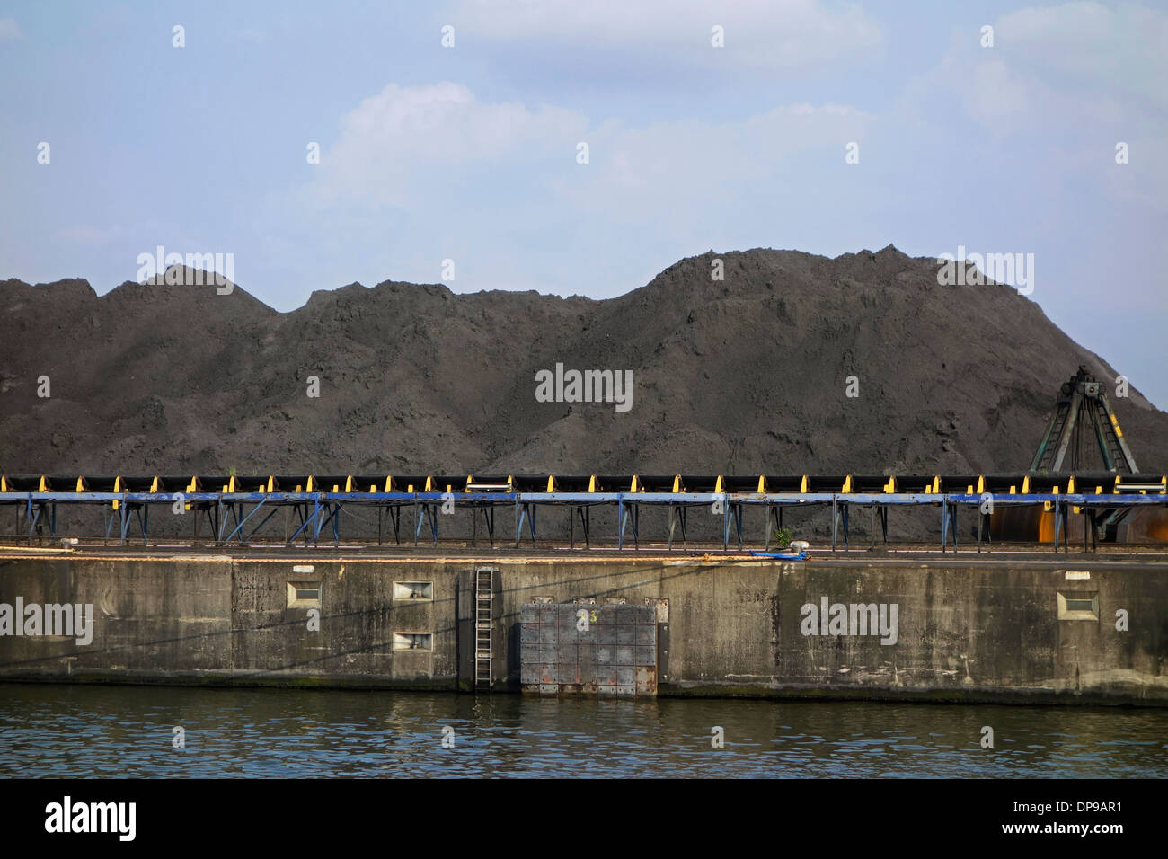 Jede Menge Kohle an SEA-invest / Gent Coal Terminal / GCT am Hafen von Gent, Ost-Flandern, Belgien Stockfoto