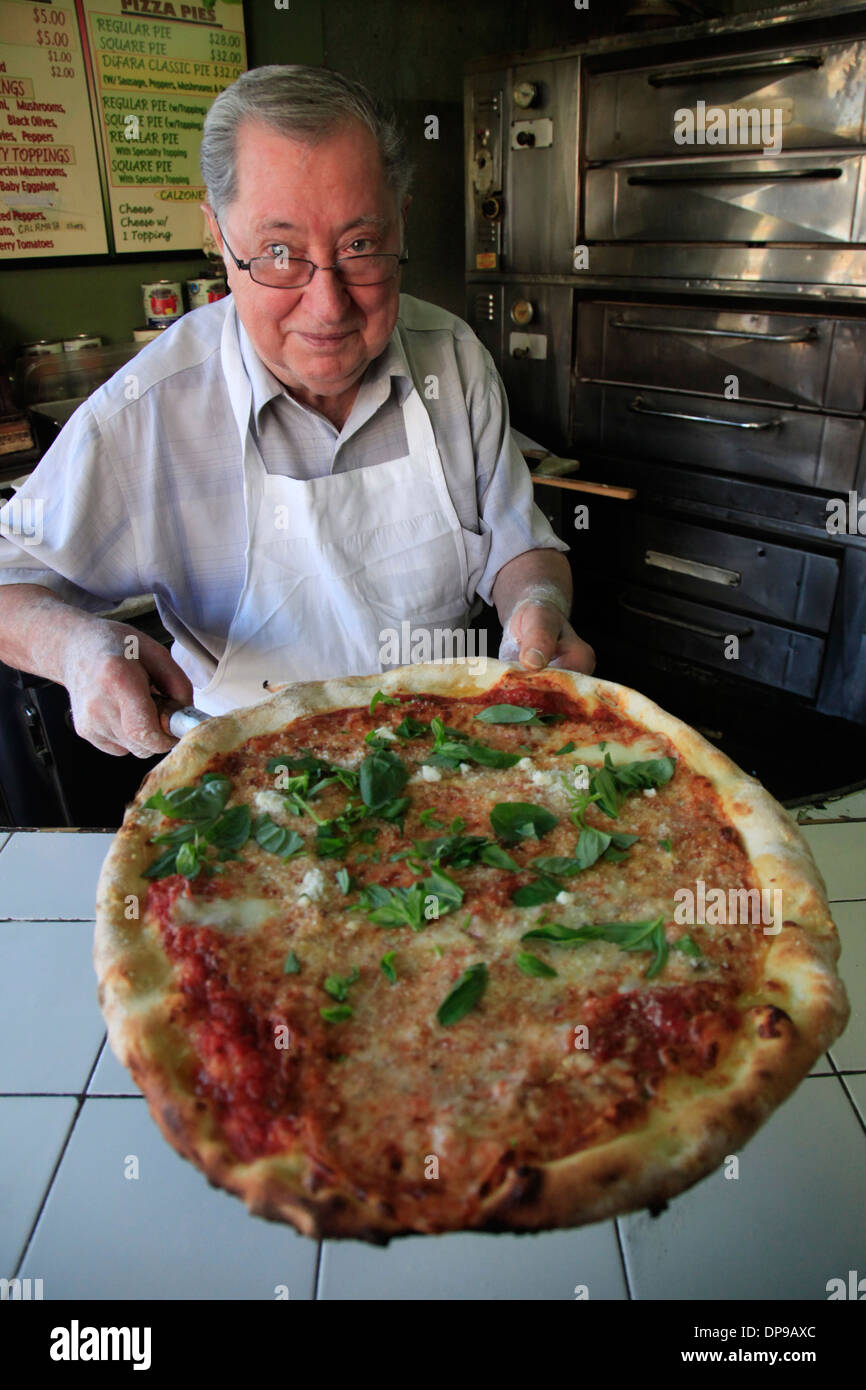 Usa New York Making Pizza Stockfotos Und Bilder Kaufen Alamy