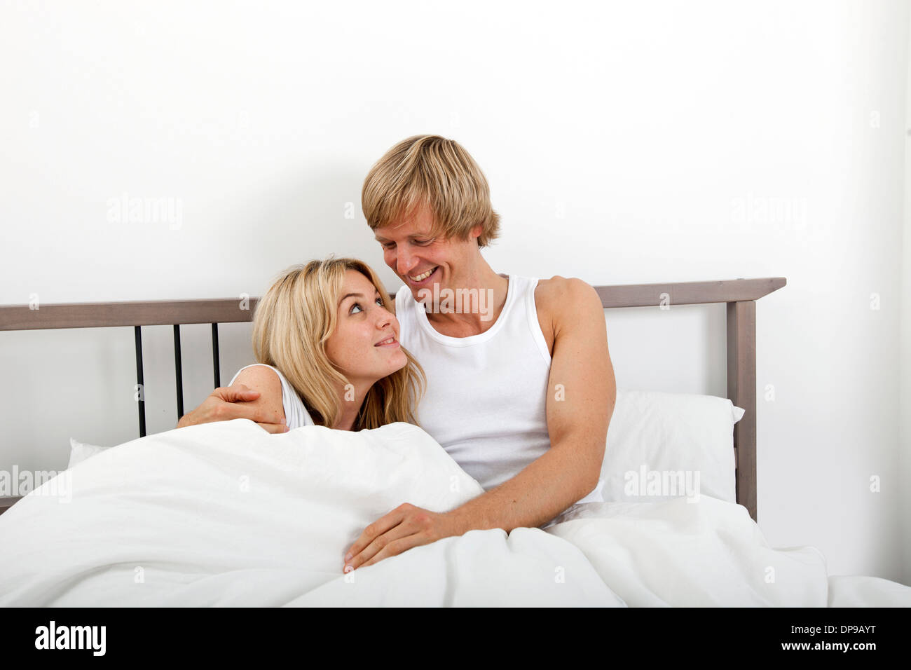 Glückliches Paar sahen einander im Bett Stockfoto