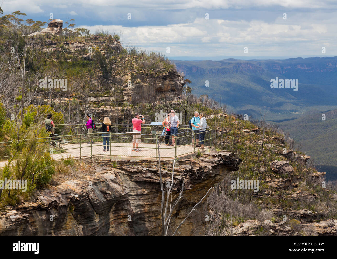 Touristen genießen Sie die Aussicht bei Cliff View Lookout, Blue Mountains National Park in der Nähe von Sydney, Australien Stockfoto