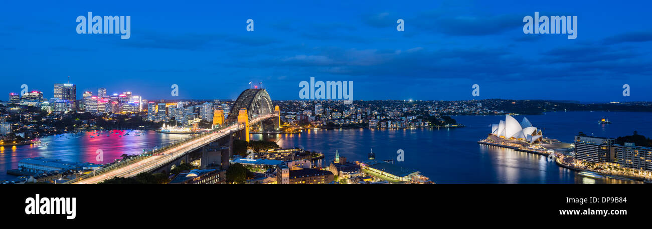 Panoramabild der Stadt Sydney und Hafen in der Nacht, Australien Stockfoto