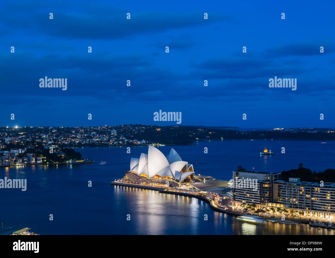 Luftbild des Sydney Opera House und der Sydney Harbour in der Nacht, Australien Stockfoto