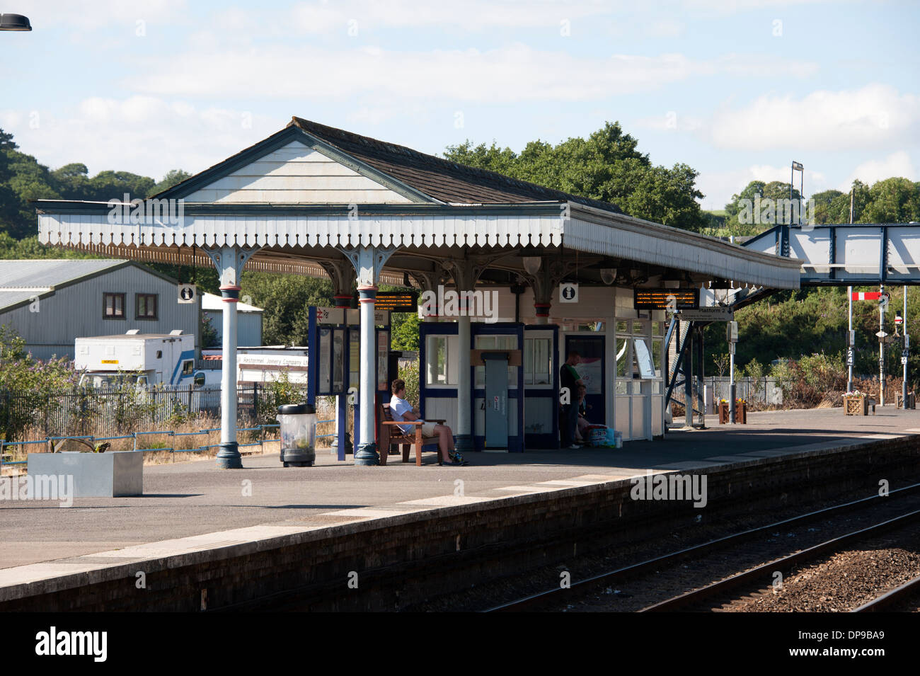 Par Train Station Plattform Sun Blue Sky Cornwall UK Stockfoto