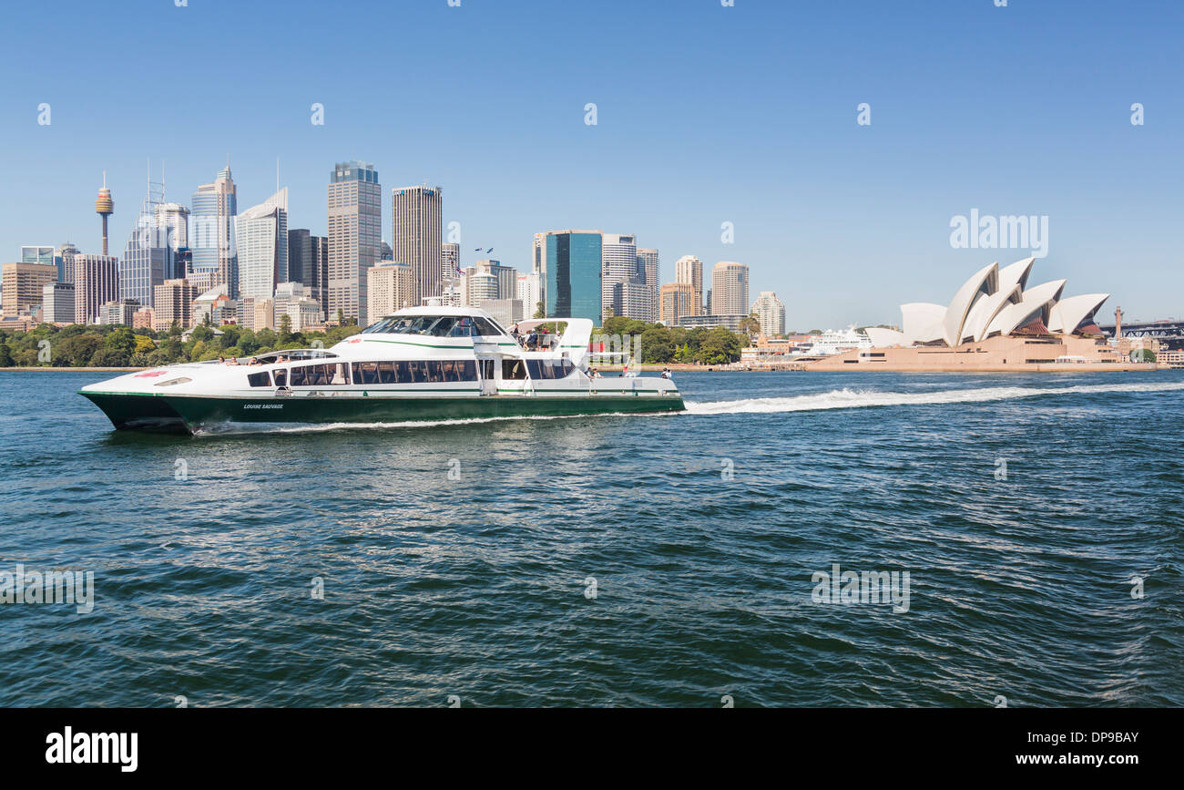 Sydney Harbour mit der schnellen Fähre an der Küste Stockfoto