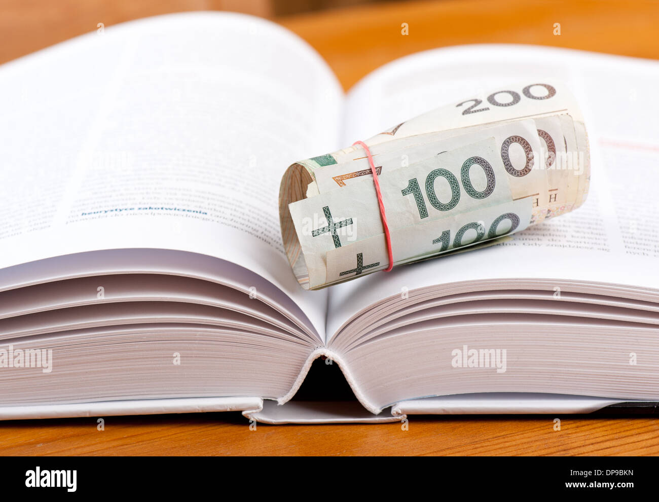 Haufen von hundert polnische Zloty Geldscheine gerollt Stockfoto