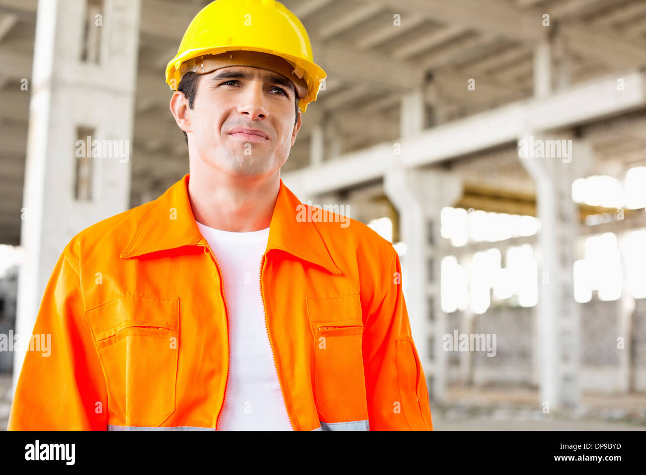 Handsome Mitte erwachsenen Mannes tragen Schutzkleidung auf Baustelle Stockfoto