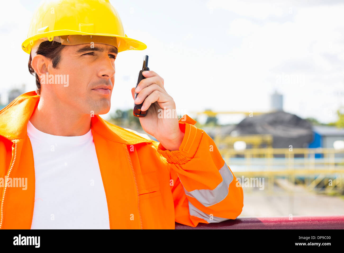 Männlichen Bauarbeiter Kommunikation über Walkie-talkie am Standort Stockfoto