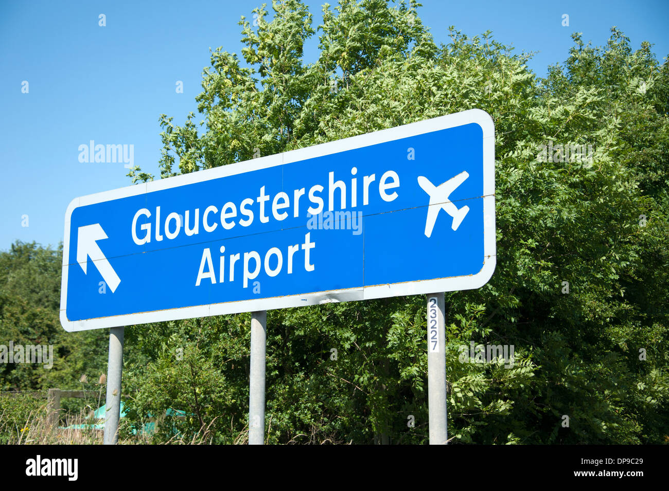 Gloucestershire Airport Zeichen blau weiss Stockfoto