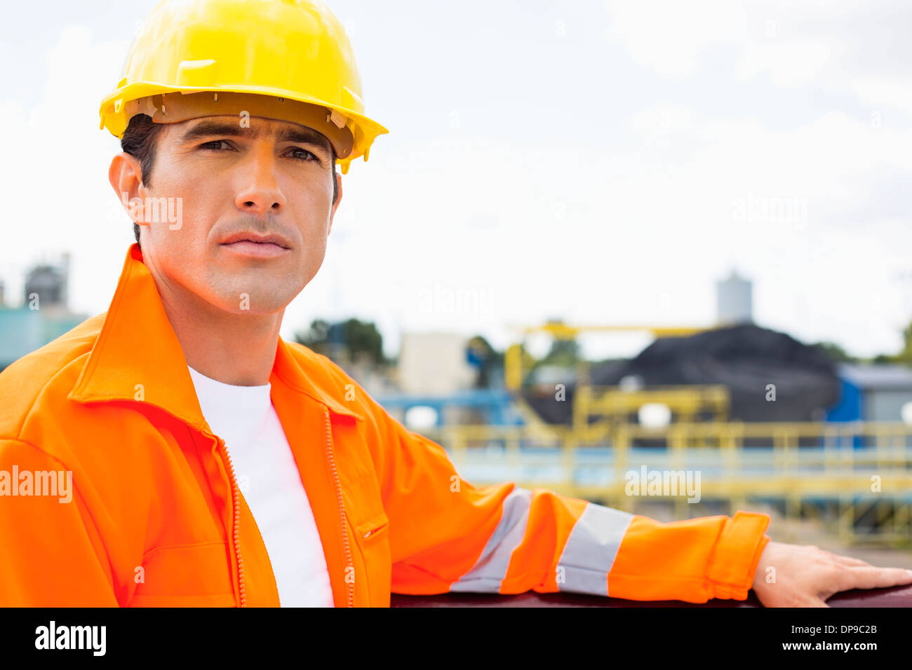 Porträt der schönen Mitte erwachsenen Mannes tragen Schutzkleidung auf Baustelle Stockfoto