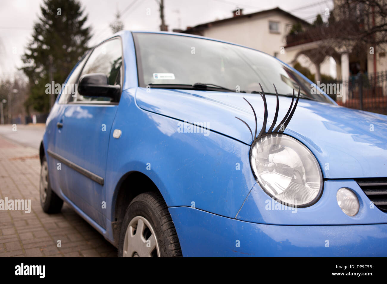 Rotes Auto mit den Wimpern stockfoto. Bild von auge, peitsche - 39112858