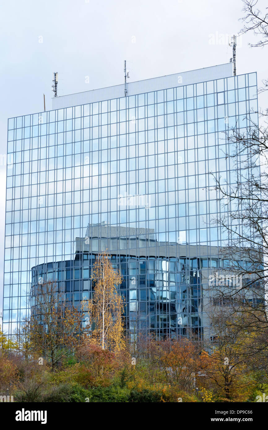 Reflexion in der Glasfassade eines modernen Bürogebäudes. Stockfoto