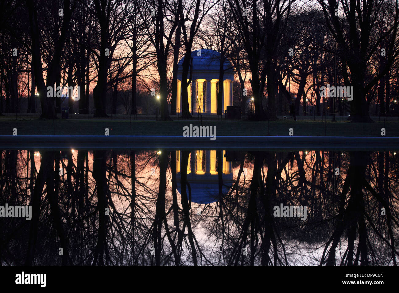 Der 1. Weltkrieg-Denkmal, spiegelt sich in das Reflexionsbecken, Washington DC. 17. Dezember 2013. Foto von Trevor Collens. Stockfoto