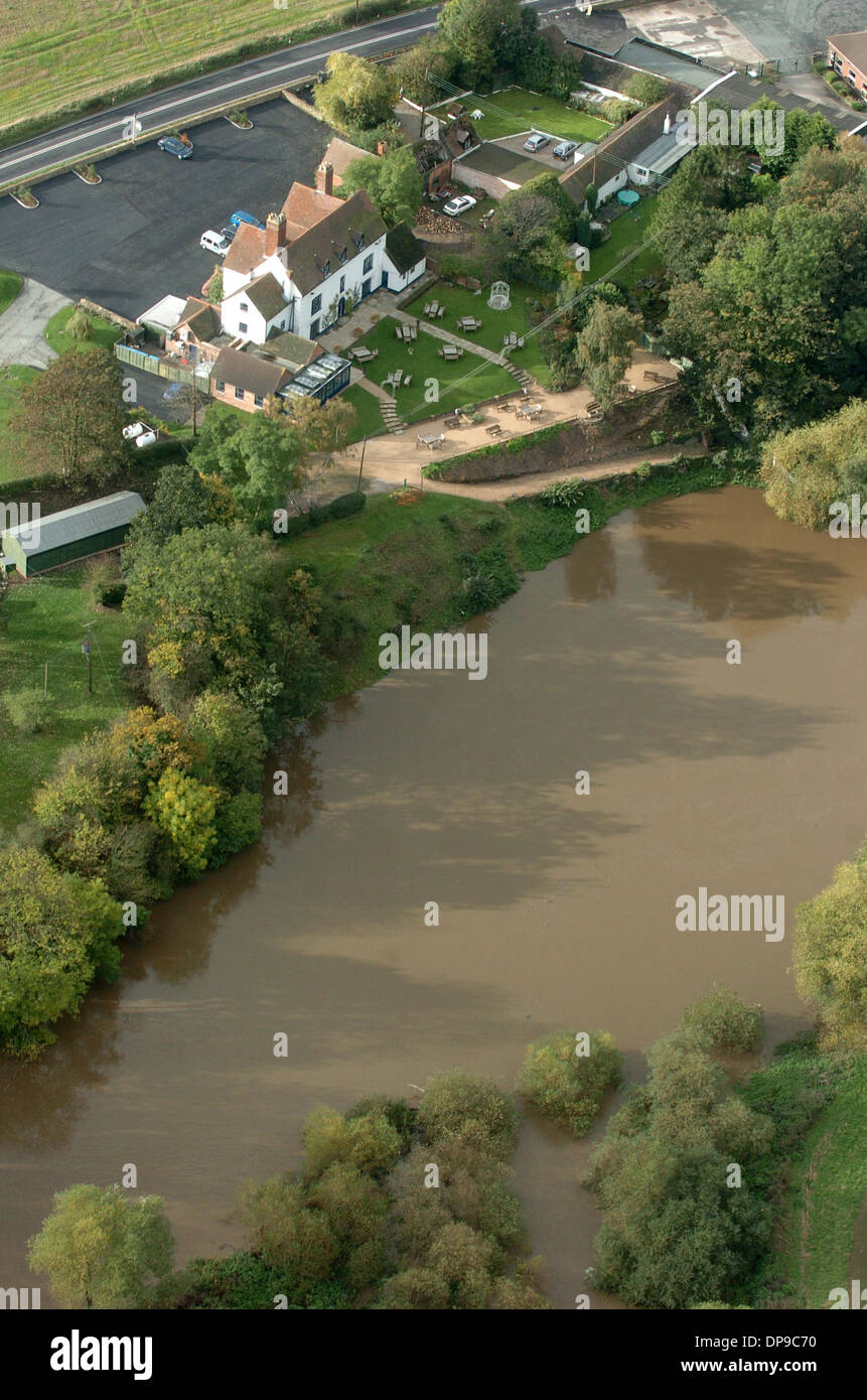 Luftaufnahme von The Riverside Inn Pub neben Fluss Severn bei Cound in Shropshire Uk Stockfoto