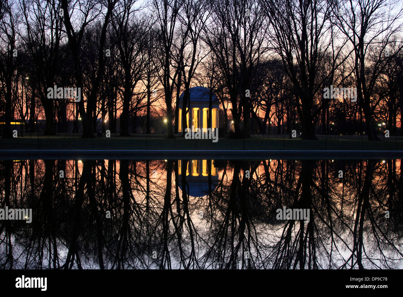 Der 1. Weltkrieg-Denkmal, spiegelt sich in das Reflexionsbecken, Washington DC. 17. Dezember 2013. Foto von Trevor Collens. Stockfoto
