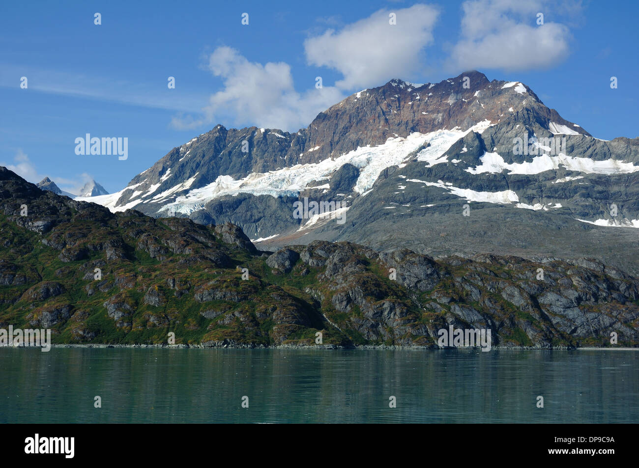 Mount Kupfer in der Nähe von Lambplugh Gletscher, Glacier Bay Nationalpark, Alaska Stockfoto