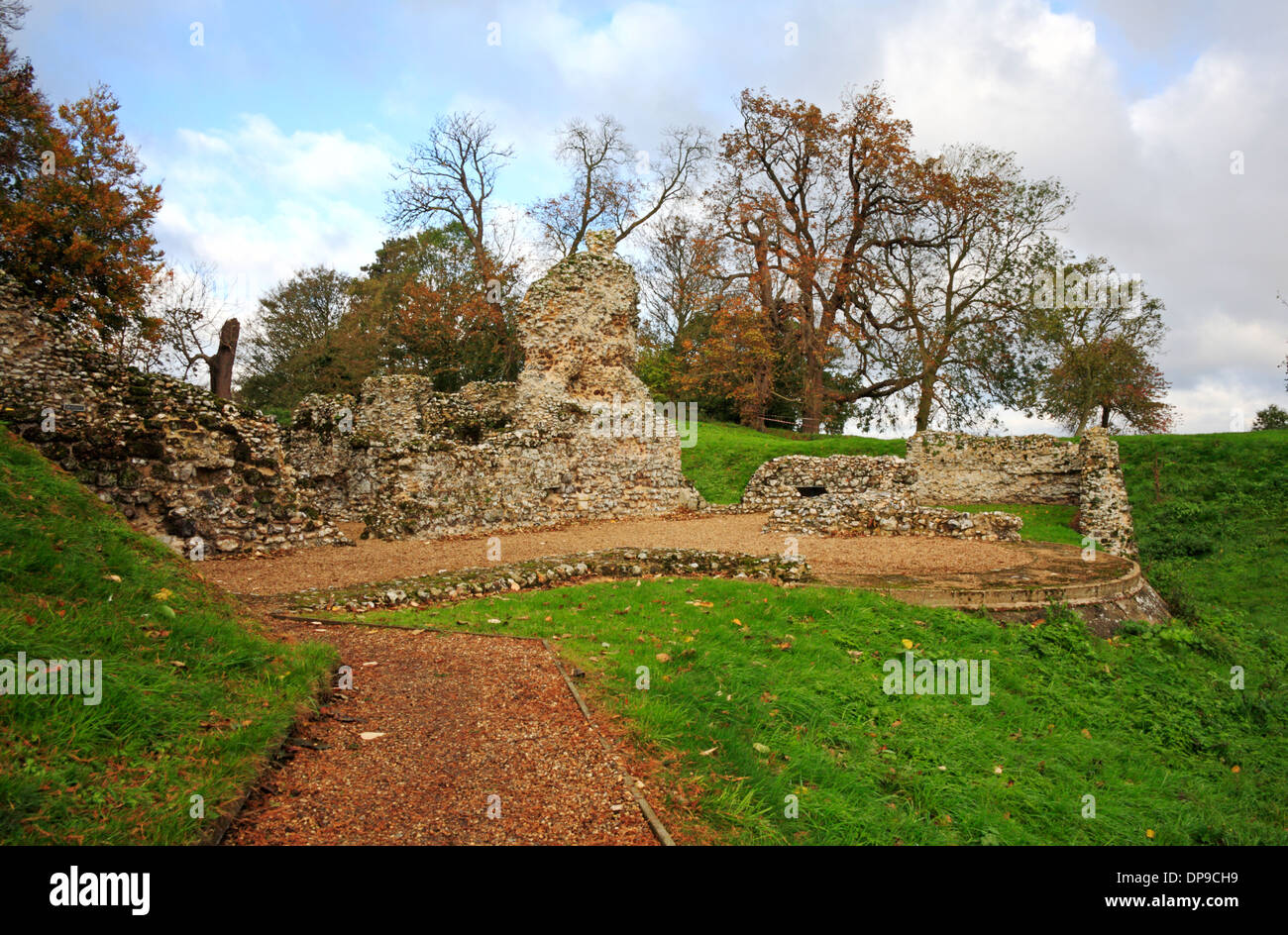 Ein Blick auf die Ruinen der befestigten Norman Bischof-Kapelle im Norden Elmham, Norfolk, England, Vereinigtes Königreich. Stockfoto