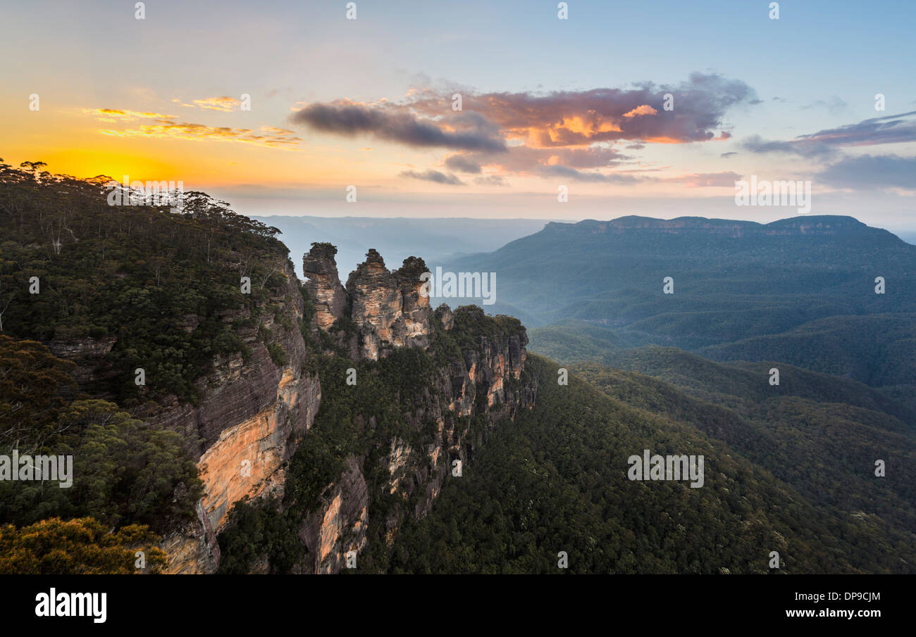 Sonnenaufgang über die Felsformation Three Sisters im Tal vom Echo Point, Blue Mountains, Australien Stockfoto