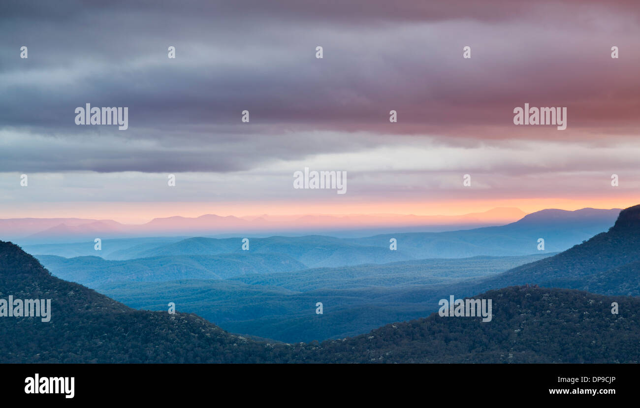 Australien, Landschaft - Blick vom Echo Point aus auf die Blue Mountains-Nationalparklandschaft in der Nähe von Sydney, New South Wales, Australien bei Sonnenaufgang Stockfoto