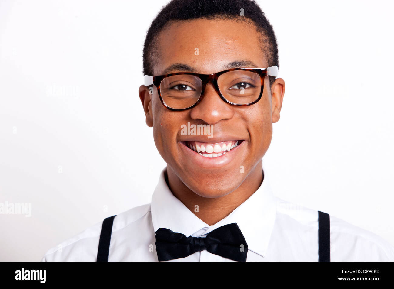 Porträt des jungen Mann mit Brille vor weißem Hintergrund Stockfoto