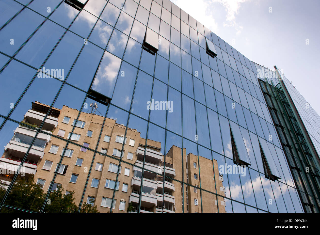 Wolkenkratzer mit Glaswand und windows Stockfoto