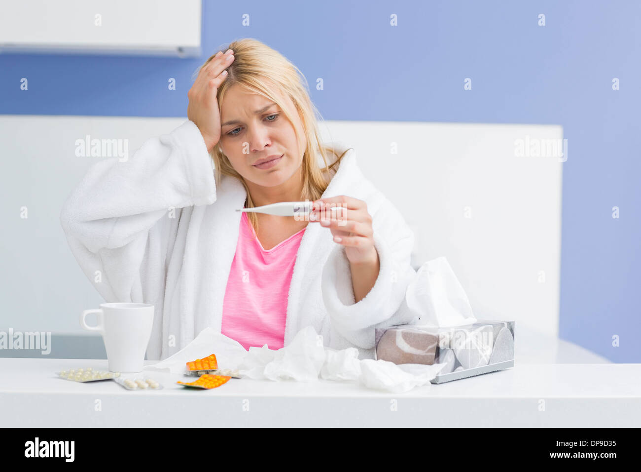 Junge Frau leidet Kälte Thermometeranzeige überprüfen Stockfoto