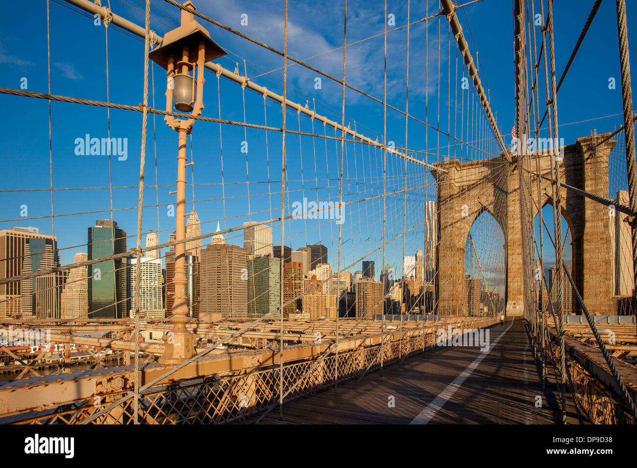 Blick auf das Finanzviertel von der Brooklyn Bridge, New York City, USA Stockfoto