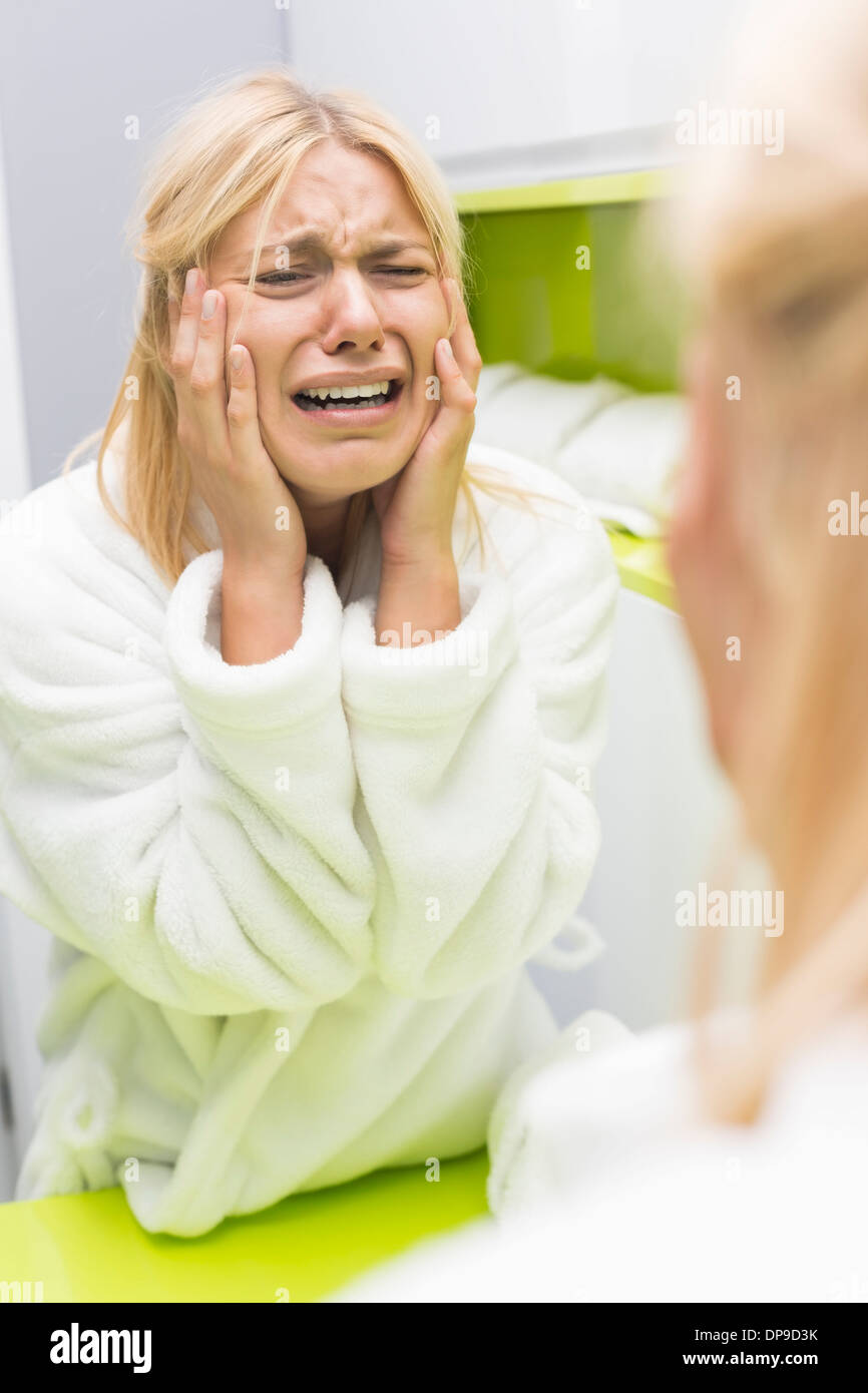 Junge frauen weinen Fotos und Bildmaterial in hoher Auflösung Alamy