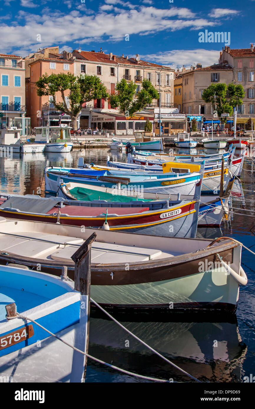 Bunte Segelboote in den kleinen Hafen von La Ciotat, Bouches-du-Rhône, Cote d ' Azur, Provence Frankreich Stockfoto