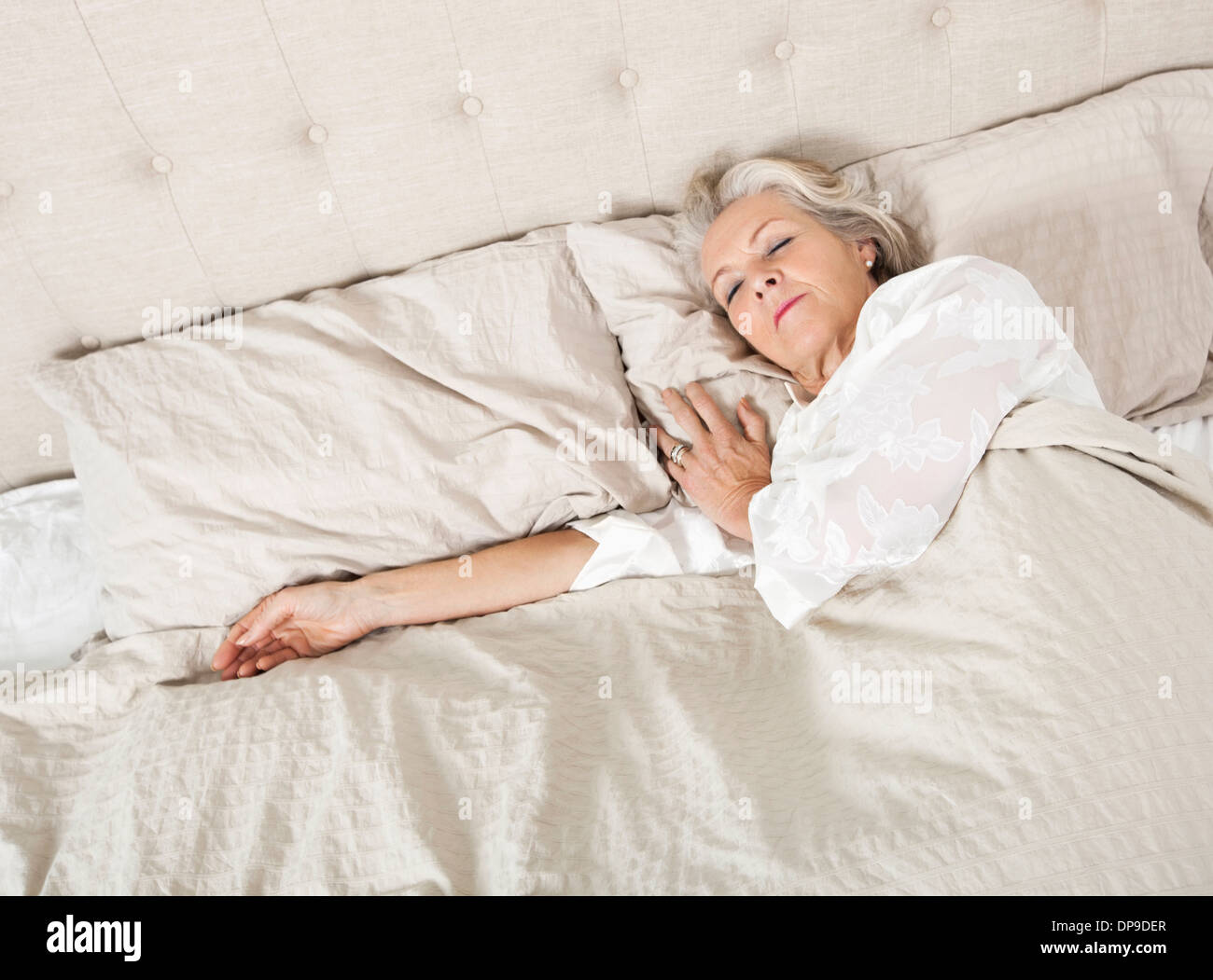 Ältere Frau im Bett schläft Stockfoto