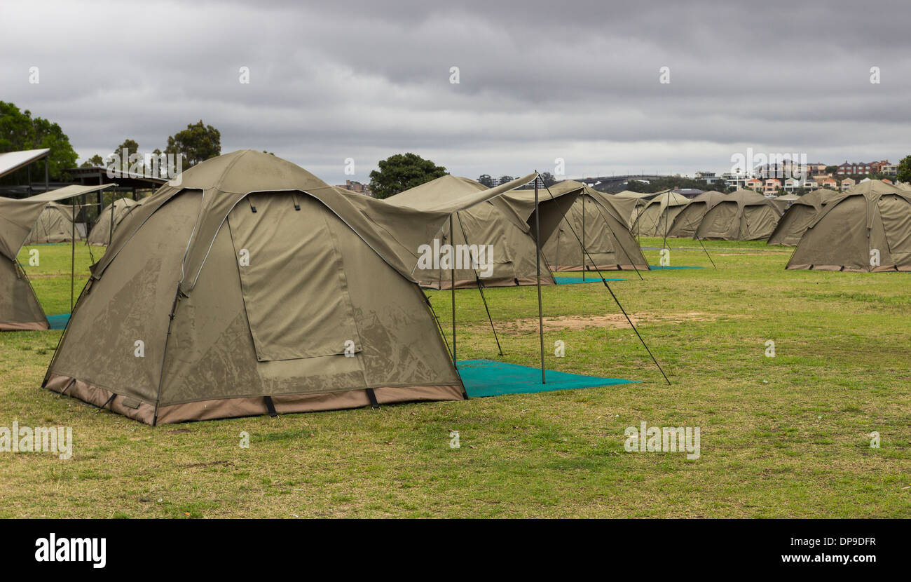 Reihen von Zelten auf einem Campingplatz an einem verregneten Tag Stockfoto