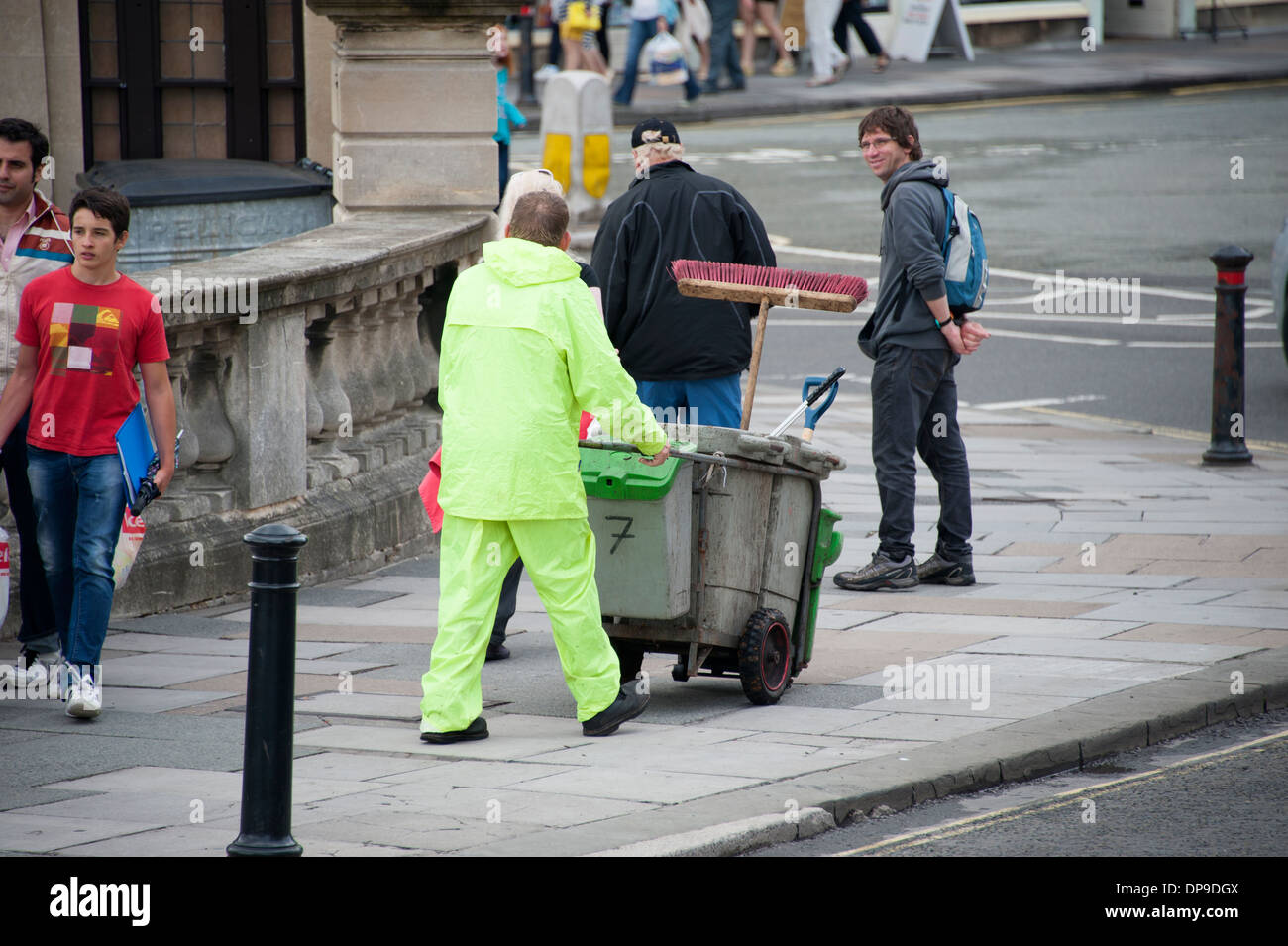 Des Rates Street Cleaner reinigen Pflaster DayGlo Stockfoto