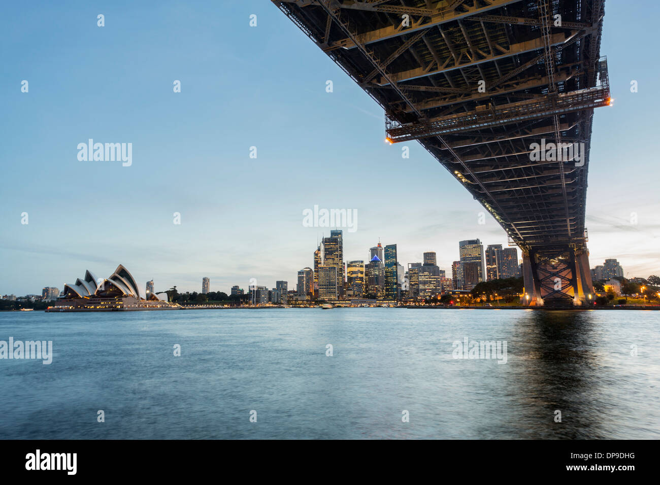 Unter der Sydney Harbour Bridge bei Sonnenuntergang, Sydney, Australien Stockfoto