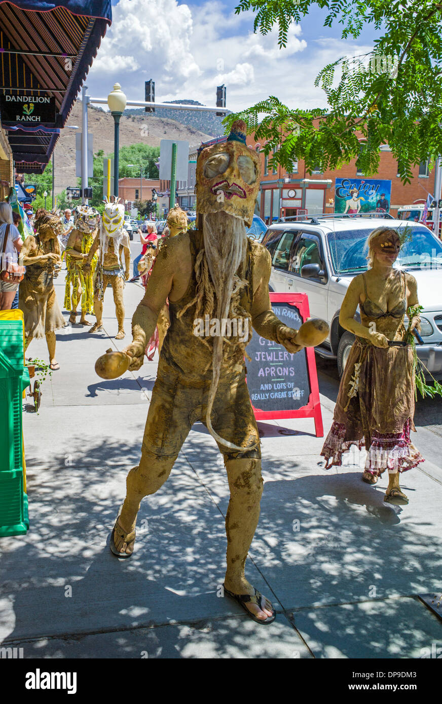 Mud People Tanzen & spielen während ArtWalk, eine jährliche Kunst-Event in den kleinen Berg Stadt Salida, Colorado, USA Stockfoto