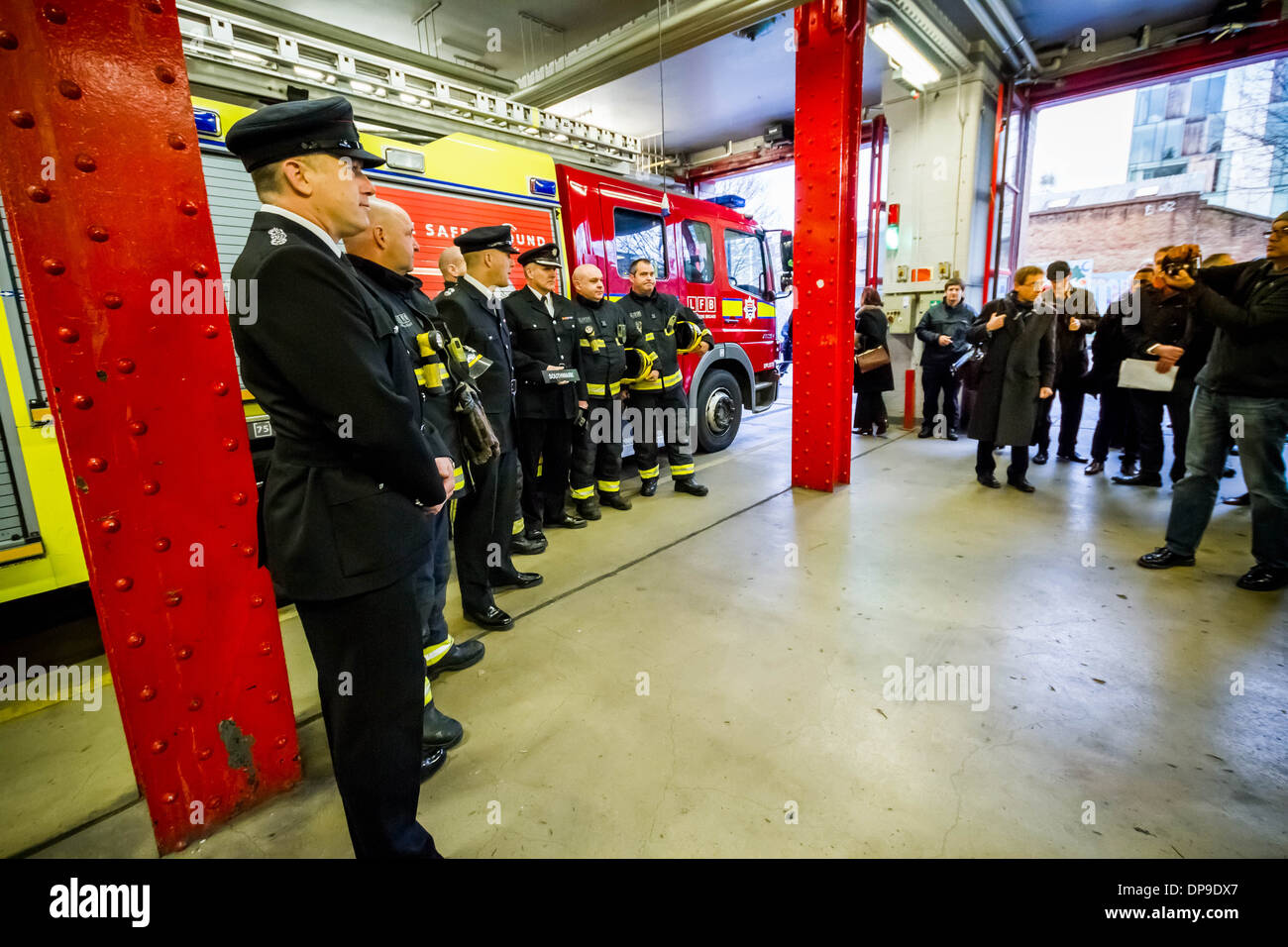 Mitglieder von Southwark Feuerwache grün Watch am Ende ihre endgültige Verschiebung Pose für Fotos wie die Station ist geschlossen. Stockfoto