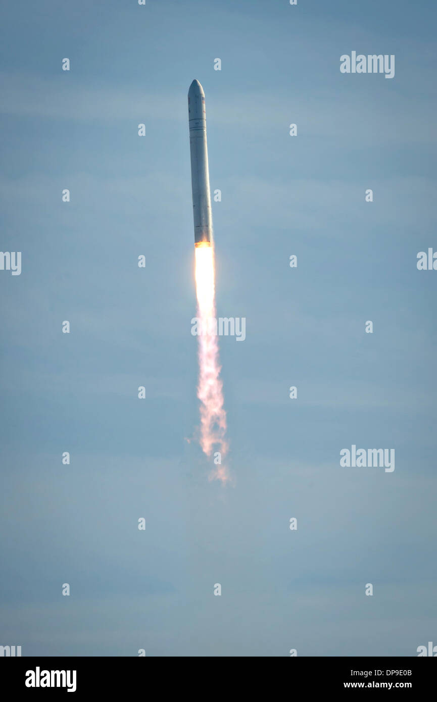 Ein Orbital Sciences Corporation Antares Raketenstarts von Pad-0A bei der NASA Wallops Flight Facility 9. Januar 2014 in Wallops Island, VA. Antares trägt das Cygnus Raumfahrzeug auf einer Ladung Nachschub Mission zur internationalen Raumstation ISS. Stockfoto