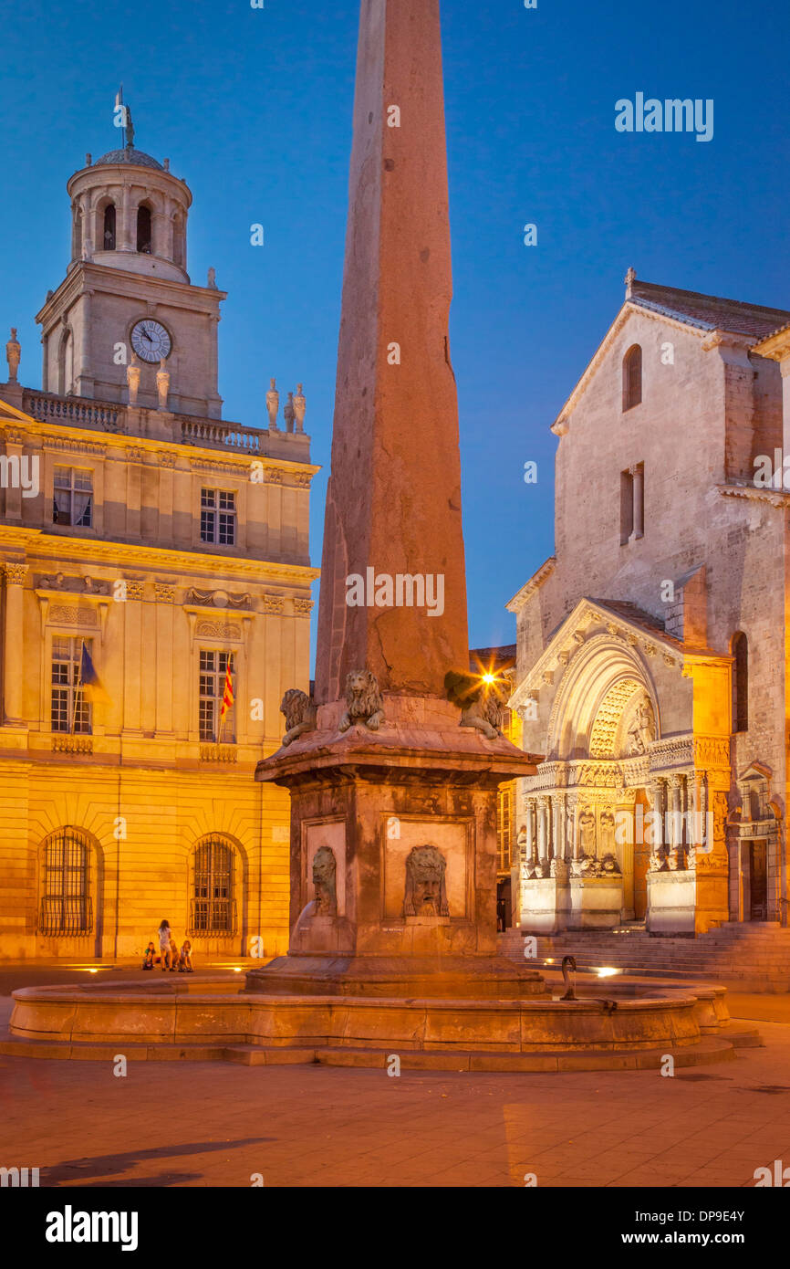 Denkmal-Obelisk, Eglise Saint-Trophime und Hôtel de Ville in Place De La Republique, Arles, Provence Frankreich Stockfoto