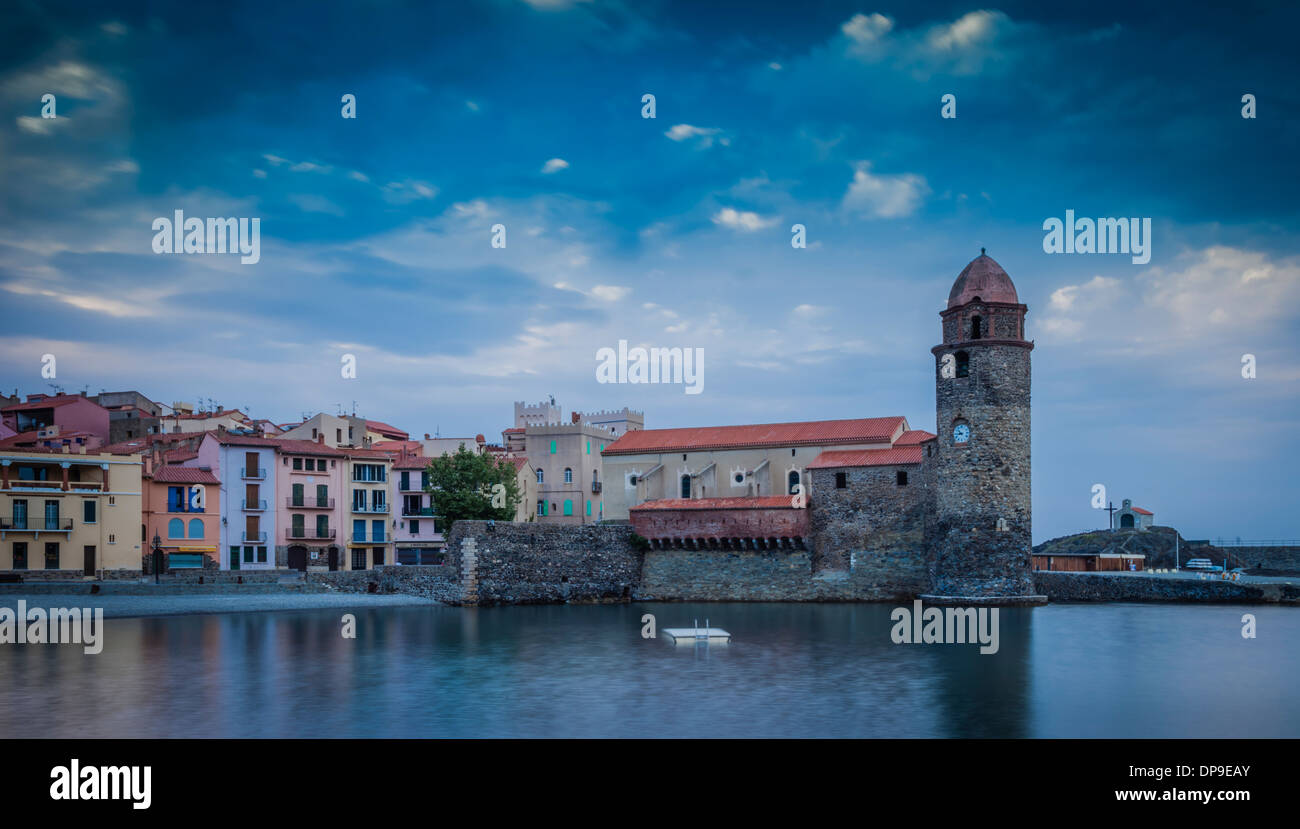 Über Eglise Notre Dame des Anges Kirche und die Altstadt von Collioure, Royal, Frankreich Twilight Stockfoto