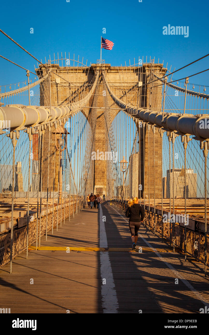 Fußgängerweg entlang der Brooklyn Bridge mit den Gebäuden des Financial District über New York City, USA Stockfoto