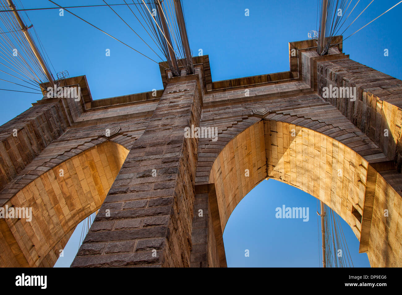 Am frühen Morgen auf der Brooklyn Bridge, New York City, USA Stockfoto