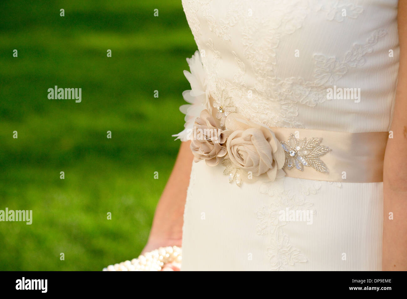 Braut, Hochzeit, Kleid, Taille, Beige Blume, Gürtel, Schärpe, Modern, zeitgenössisch Stockfoto