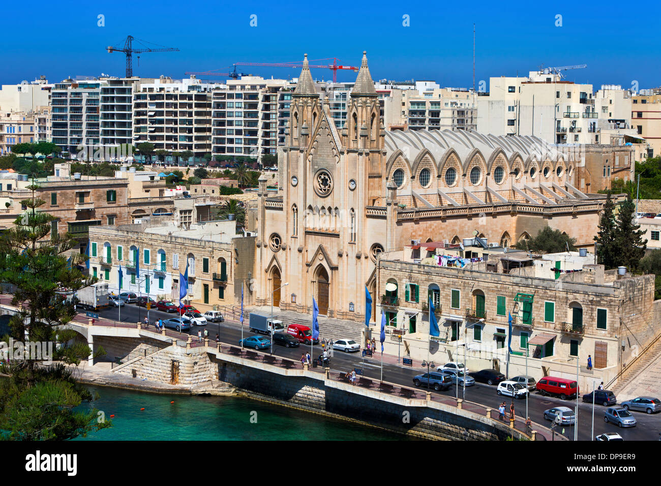 Stadtbild mit Neo-gotischen Pfarrkirche Karmelitenkirche in Balluta Bay, St. Julian's, Insel Malta. Stockfoto