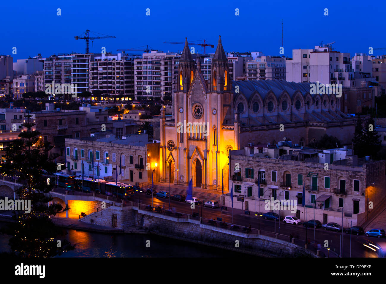 Am Abend Stadtbild mit Neo-gotischen Pfarrkirche Karmelitenkirche in Balluta Bay, St. Julian's, Insel Malta. Stockfoto
