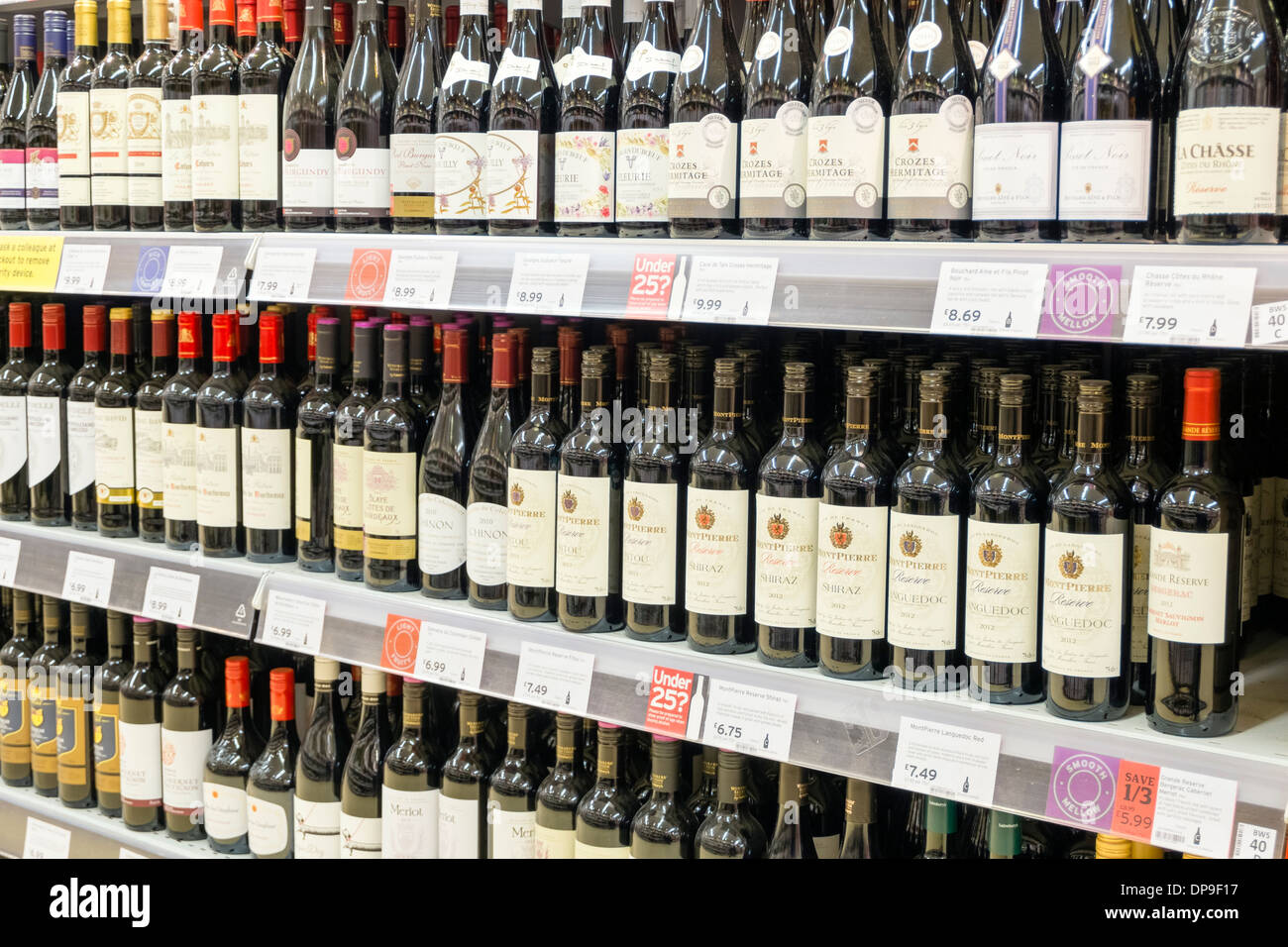 Rotwein für den Verkauf in einem Supermarkt an der Merry Hill, UK. Stockfoto