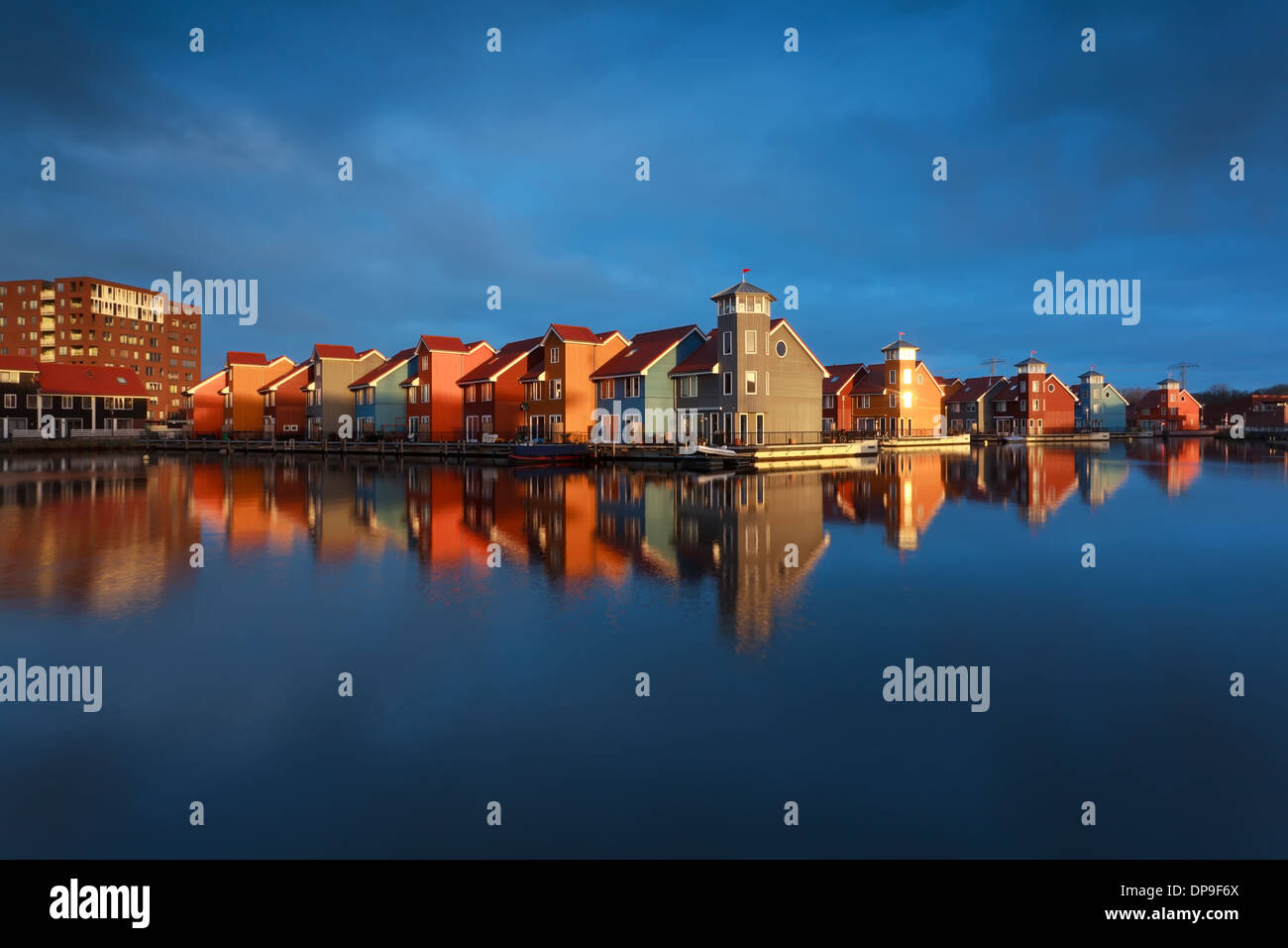 Multicolor Gebäude auf dem Wasser bei Sonnenschein, Groningen, Niederlande Stockfoto