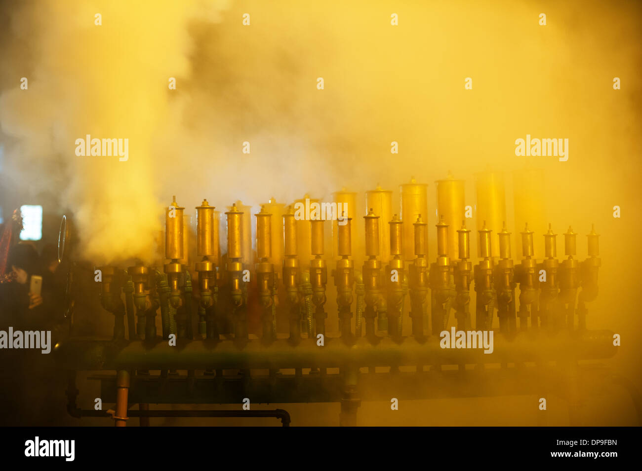 Scharen von Besuchern und Pratt Institute Studenten und Dozenten herzlich willkommen im neuen Jahr an der Schule-Dampf-Kraftwerk Stockfoto