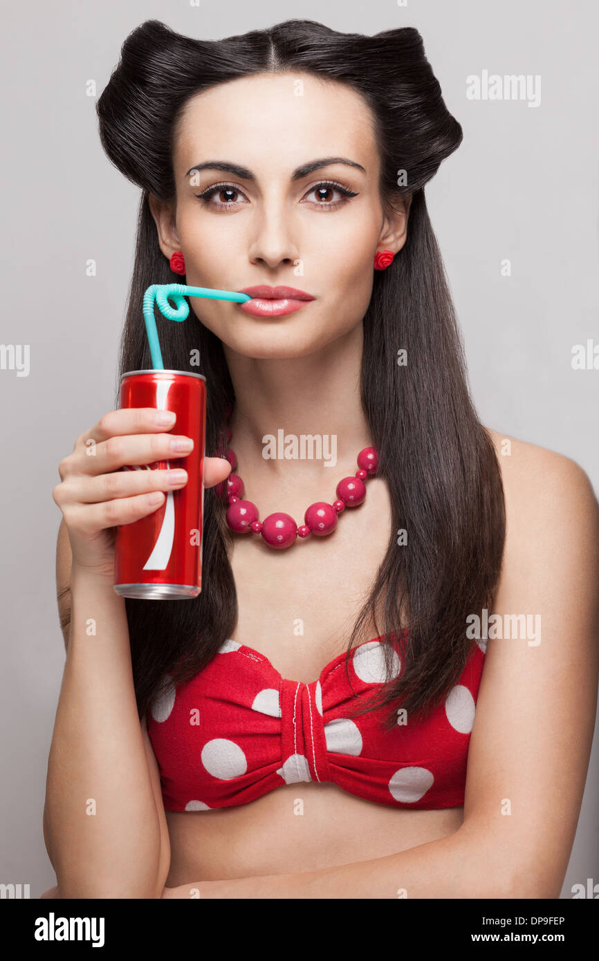 Close-up trinken Soda schöne Modell im Pinup Kostüm Stockfoto