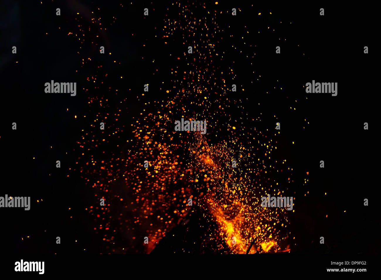 unscharfen Hintergrund eines Lagerfeuers mit Funkenregen. Stockfoto