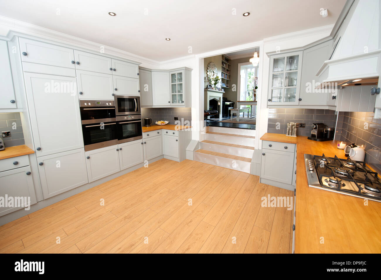 Große, moderne, geräumige Küche Holzboden Haus Stockfoto