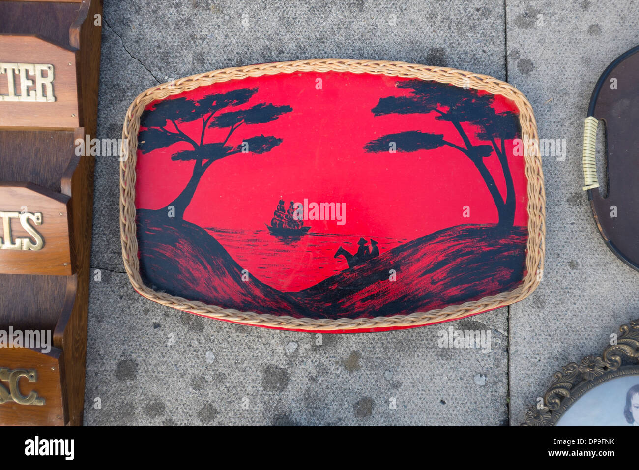 Red Tea Tray Sonnenuntergang Palmen Bäume Kitch Gawdy lebendig Stockfoto